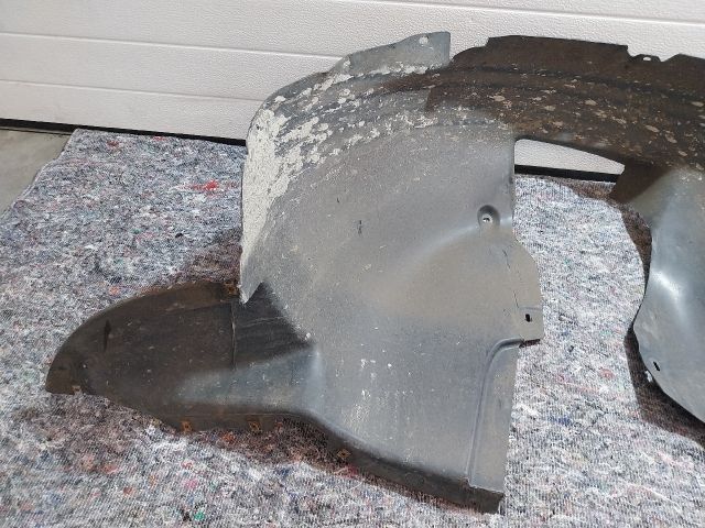 bontott VW TOURAN Bal első Első Dobbetét (Kerékjárati, Műanyag)