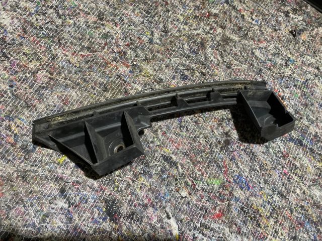 bontott VW TOURAN Bal első Lökhárító Tartó (Műanyag)