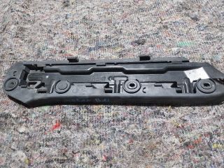 bontott VW TOURAN Bal első Lökhárító Tartó (Műanyag)