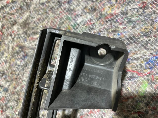 bontott VW TOURAN Bal első Lökhárító Tartó (Műanyag)