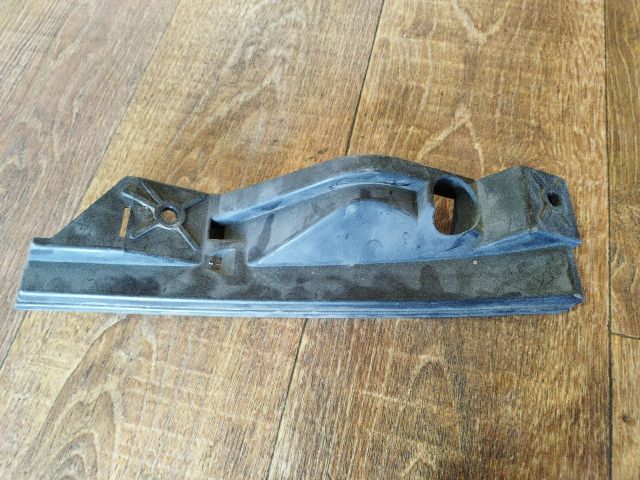 bontott VW TOURAN Bal első Lökhárító Tartó (Műanyag)