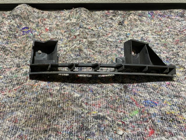 bontott VW TOURAN Bal első Lökhárító Tartó (Műanyag)