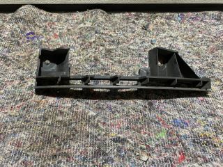 bontott VW TOURAN Bal első Lökhárító Tartó (Műanyag)