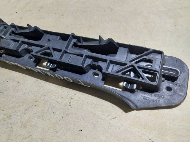 bontott VW TOURAN Bal első Lökhárító Tartó (Műanyag)