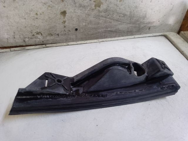 bontott VW TOURAN Bal első Lökhárító Tartó (Műanyag)