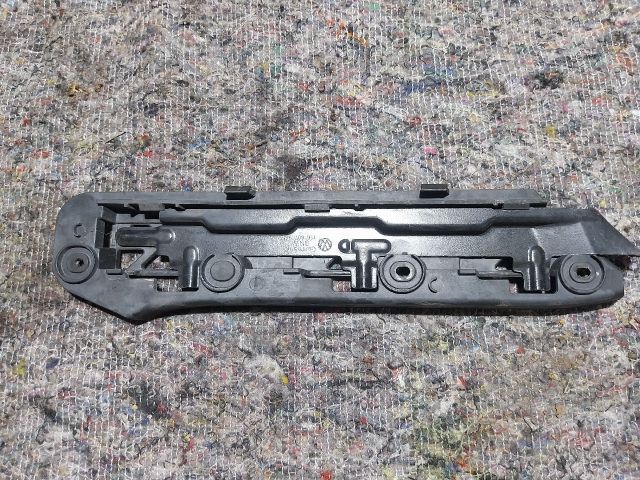 bontott VW TOURAN Bal első Lökhárító Tartó (Műanyag)