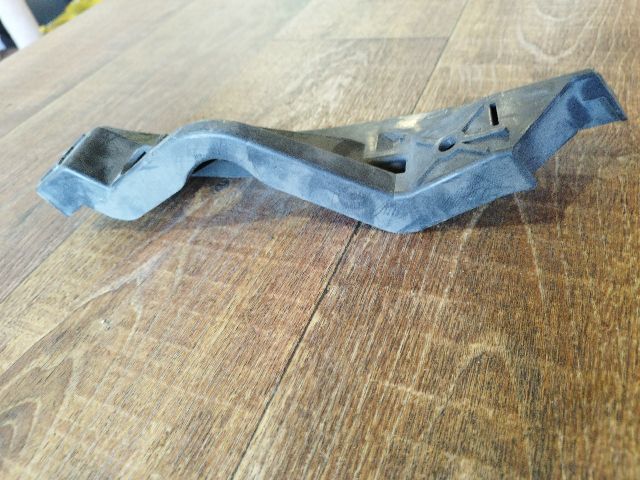 bontott VW TOURAN Bal első Lökhárító Tartó (Műanyag)