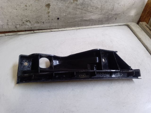 bontott VW TOURAN Bal első Lökhárító Tartó (Műanyag)