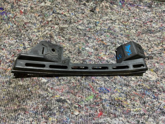 bontott VW TOURAN Bal első Lökhárító Tartó (Műanyag)