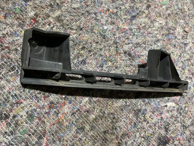 bontott VW TOURAN Bal első Lökhárító Tartó (Műanyag)