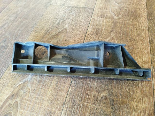 bontott VW TOURAN Bal első Lökhárító Tartó (Műanyag)