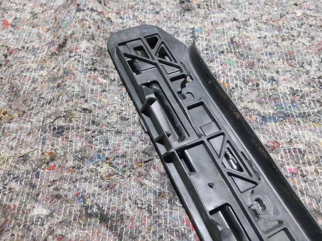 bontott VW TOURAN Bal első Lökhárító Tartó (Műanyag)