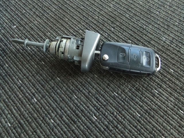 bontott VW TOURAN Bal első Zárbetét