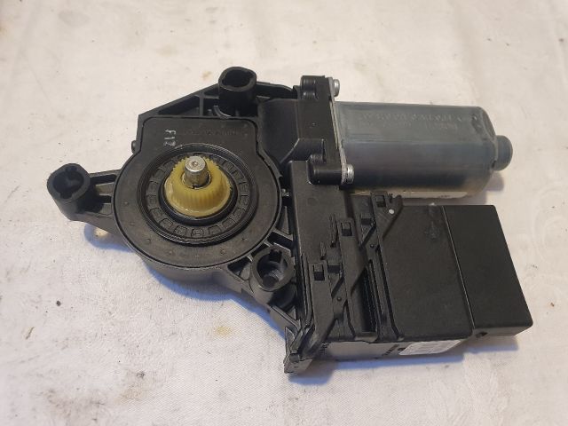 bontott VW TOURAN Bal hátsó Ablakemelő Motor