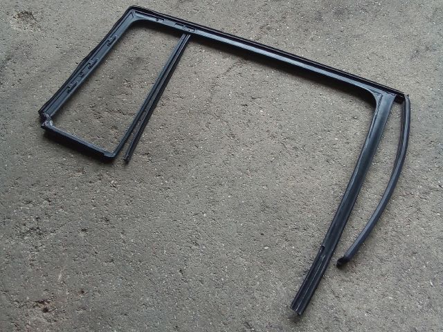 bontott VW TOURAN Bal hátsó Ablakvezető Gumi