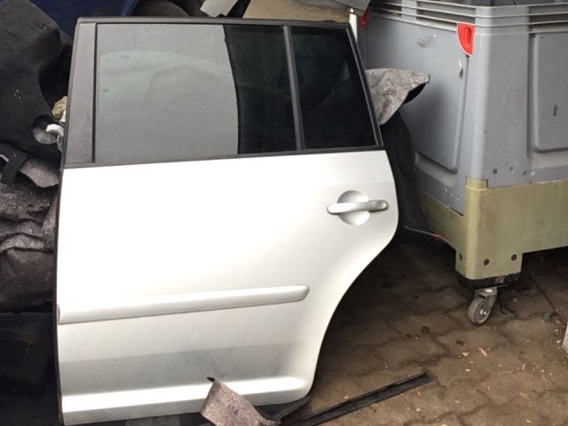 bontott VW TOURAN Bal hátsó Ajtó (Részeivel)