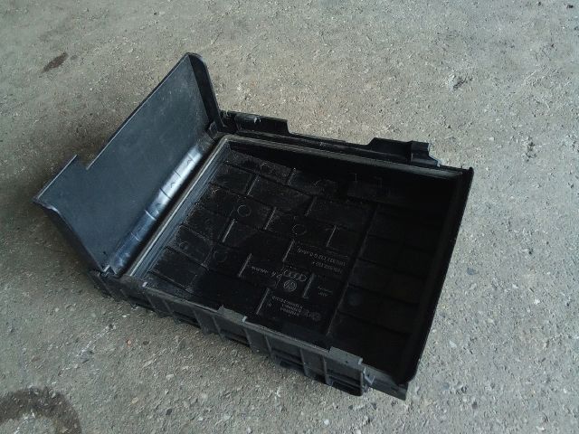 bontott VW TOURAN Biztosítéktábla Fedél