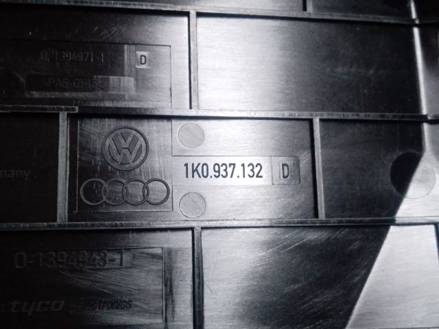 bontott VW TOURAN Biztosítéktábla Fedél