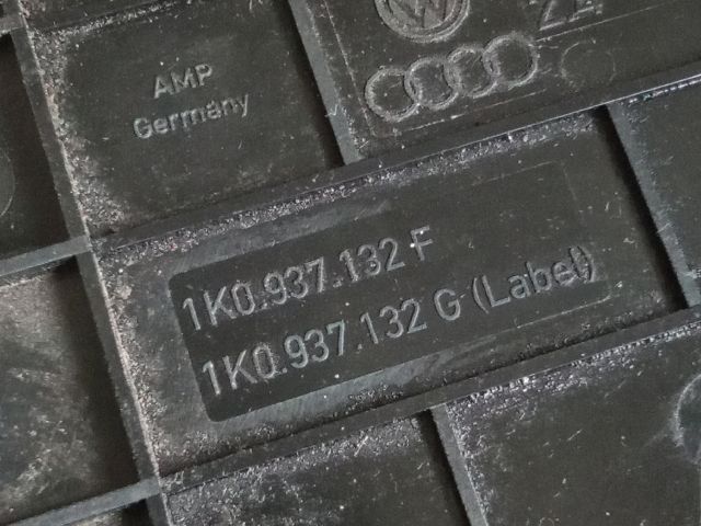 bontott VW TOURAN Biztosítéktábla Fedél