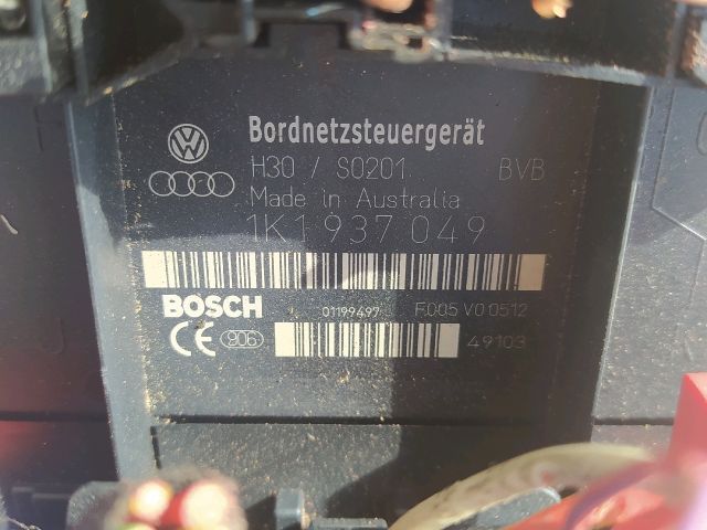 bontott VW TOURAN Biztosítéktábla Utastér