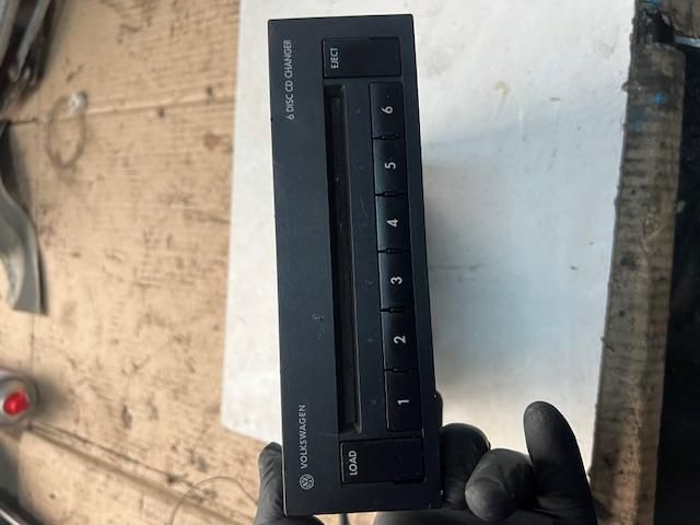 bontott VW TOURAN CD / DVD Tár