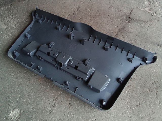 bontott VW TOURAN Csomagtérajtó Burkolat Alsó