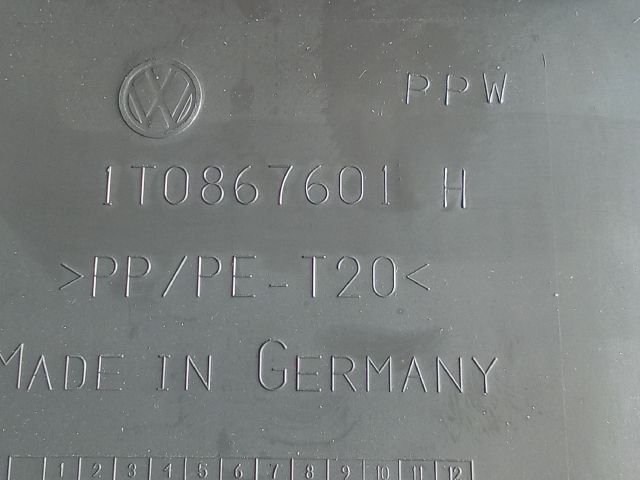 bontott VW TOURAN Csomagtérajtó Burkolat Alsó