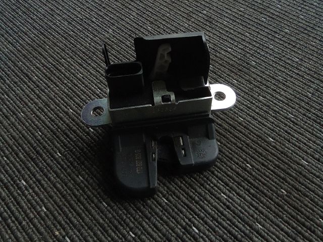 bontott VW TOURAN Csomagtérajtó Zárszerkezet