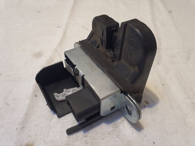 bontott VW TOURAN Csomagtérajtó Zárszerkezet