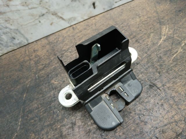 bontott VW TOURAN Csomagtérajtó Zárszerkezet