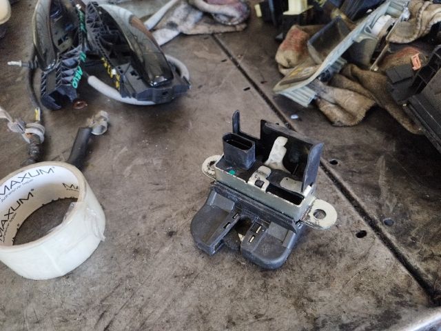 bontott VW TOURAN Csomagtérajtó Zárszerkezet