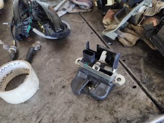 bontott VW TOURAN Csomagtérajtó Zárszerkezet