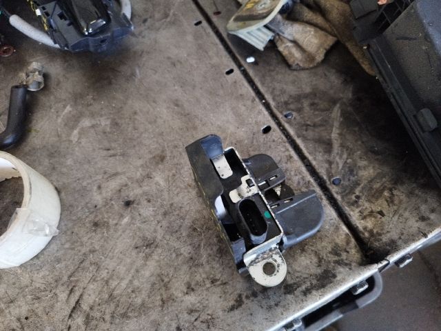 bontott VW TOURAN Csomagtérajtó Zárszerkezet