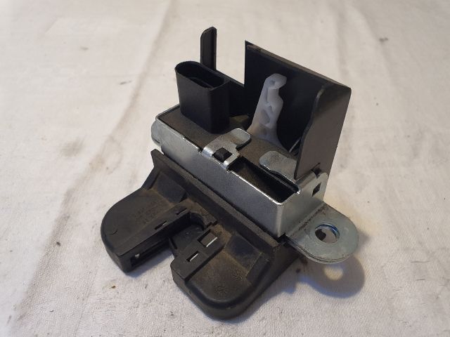 bontott VW TOURAN Csomagtérajtó Zárszerkezet