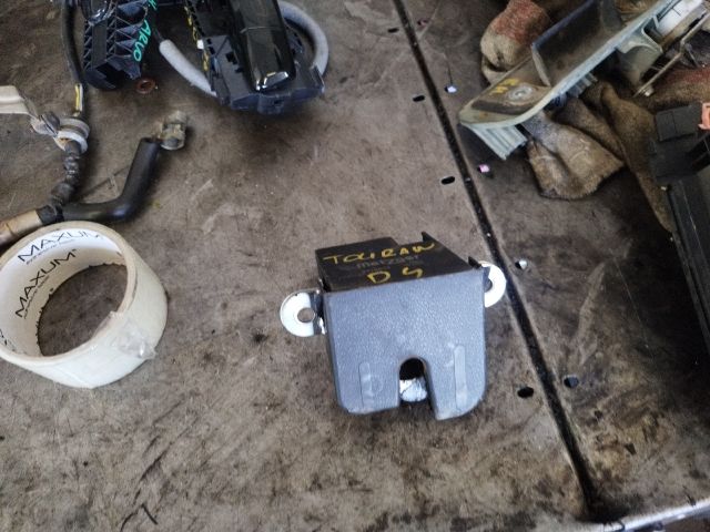 bontott VW TOURAN Csomagtérajtó Zárszerkezet