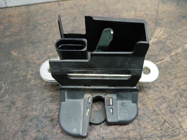 bontott VW TOURAN Csomagtérajtó Zárszerkezet