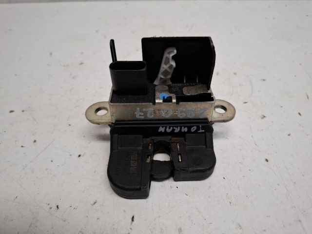 bontott VW TOURAN Csomagtérajtó Zárszerkezet