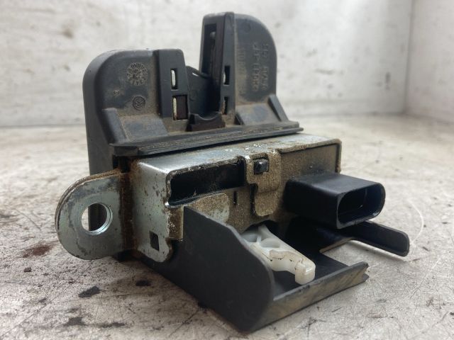 bontott VW TOURAN Csomagtérajtó Zárszerkezet