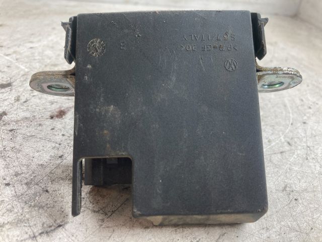 bontott VW TOURAN Csomagtérajtó Zárszerkezet