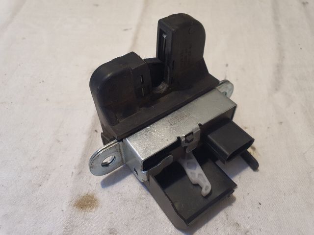 bontott VW TOURAN Csomagtérajtó Zárszerkezet