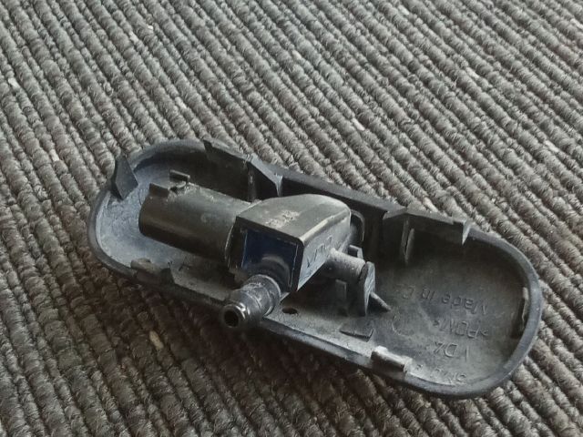 bontott VW TOURAN Első Ablakmosó Fúvóka