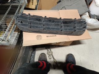 bontott VW TOURAN Első Lökhárító Alsó Középső Díszrács