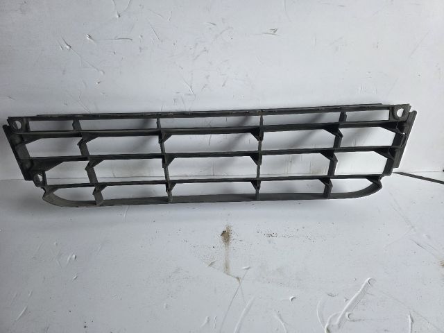 bontott VW TOURAN Első Lökhárító Alsó Középső Díszrács