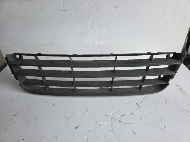 bontott VW TOURAN Első Lökhárító Alsó Középső Díszrács