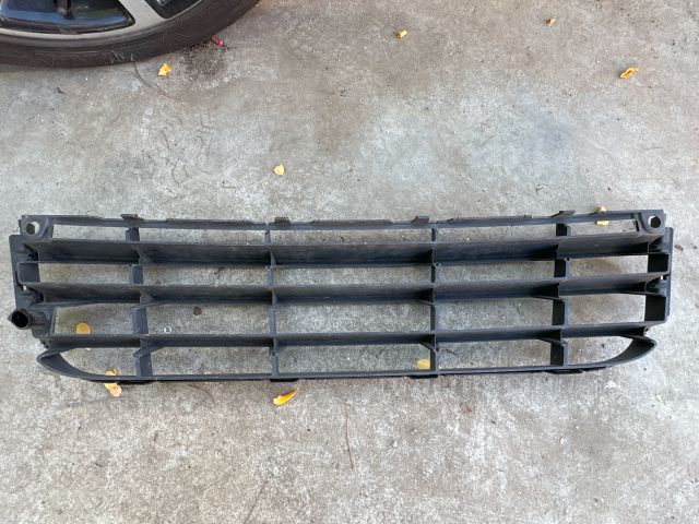 bontott VW TOURAN Első Lökhárító Alsó Középső Díszrács