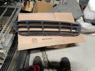 bontott VW TOURAN Első Lökhárító Alsó Középső Díszrács