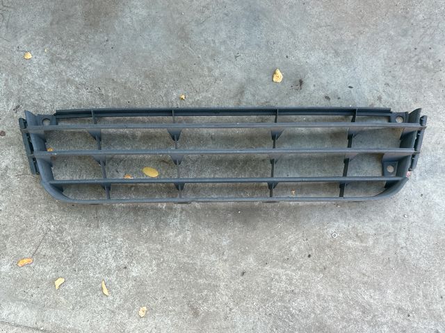 bontott VW TOURAN Első Lökhárító Alsó Középső Díszrács