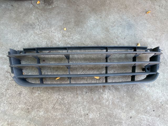 bontott VW TOURAN Első Lökhárító Alsó Középső Díszrács