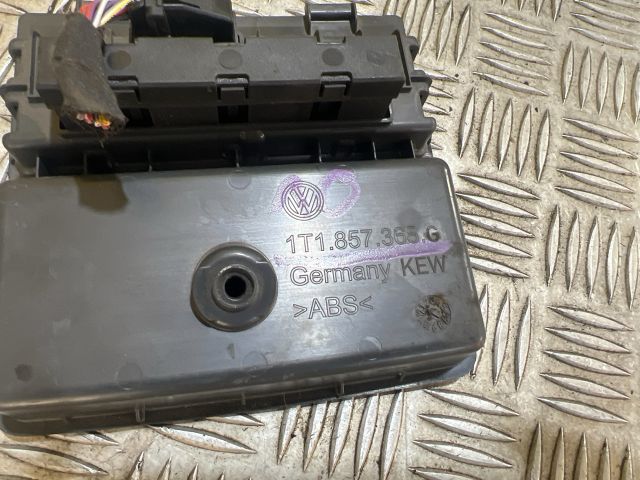 bontott VW TOURAN Első Tároló Rekesz