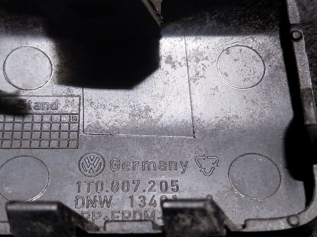 bontott VW TOURAN Első Vonószem Burkolat